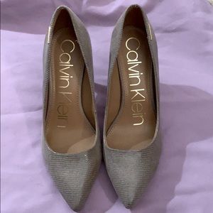 Calvin Klein - Kylie Snakeskin-Print Pumps